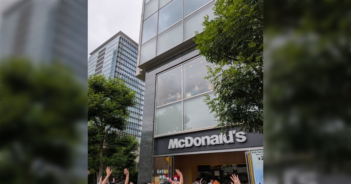 「インターネット老人会やん」「これがカルト宗教…」ドナルドがマックに来たが、集まった客層が明らかに違う