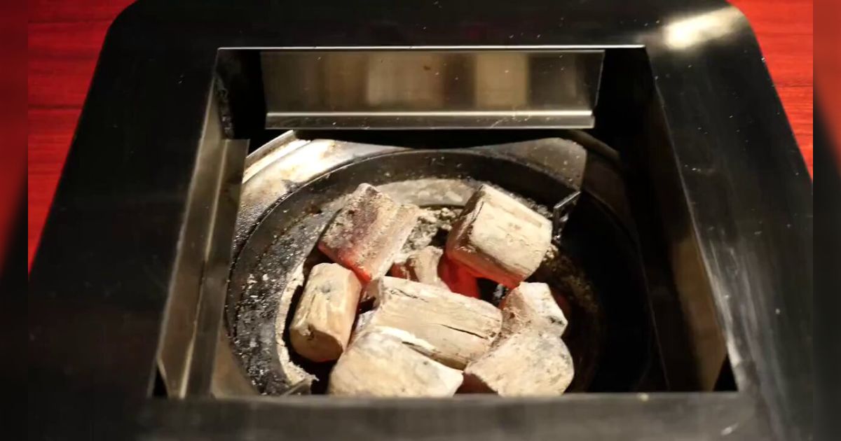 焼肉屋で焼肉してたら、テーブルと足元が熱くなってきたので足元を見てみると燃えていた話… 店内に煙が広がるも誰も逃げようとせず、店員らに燃えてることを伝えつつ脱出