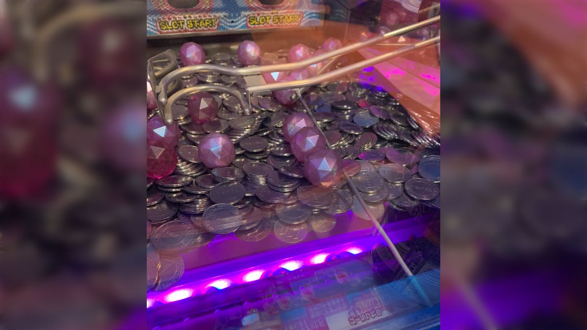 ゲームセンターのメダルゲームをしていると、たくさんのメダルの中に見逃せないものが落ちていた話 - Togetter