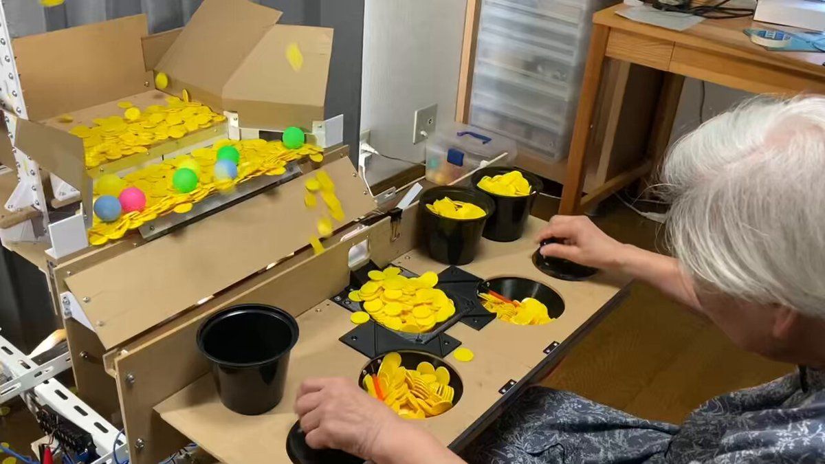 92歳のおばあちゃんに自作のメダルゲームで遊んでもらった - posfie