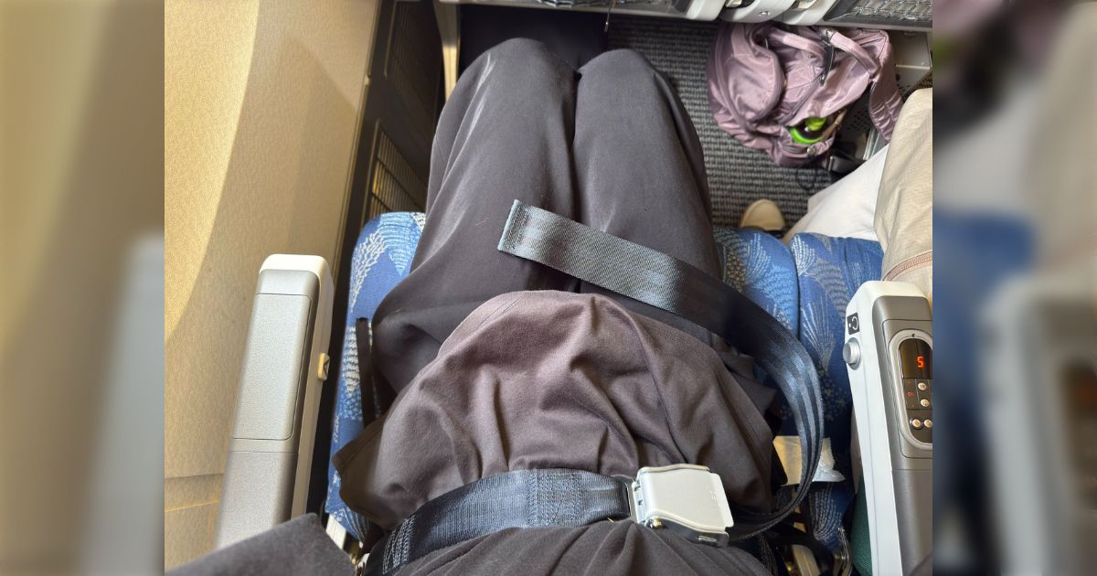 1人で乗る初めての飛行機、安全のためにシートベルトをギチギチに締めて安全ビデオを見ながらメモを取っていたら、「そんなに緊張しなくても大丈夫よ(笑)」と隣のおばあさんに笑われた話