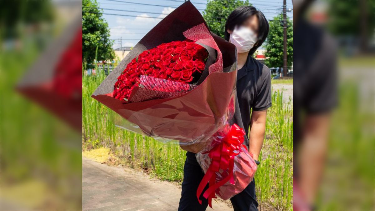 サプライズで背中に隠すのは至難の業」薔薇108本の花束を172cmの男性が 