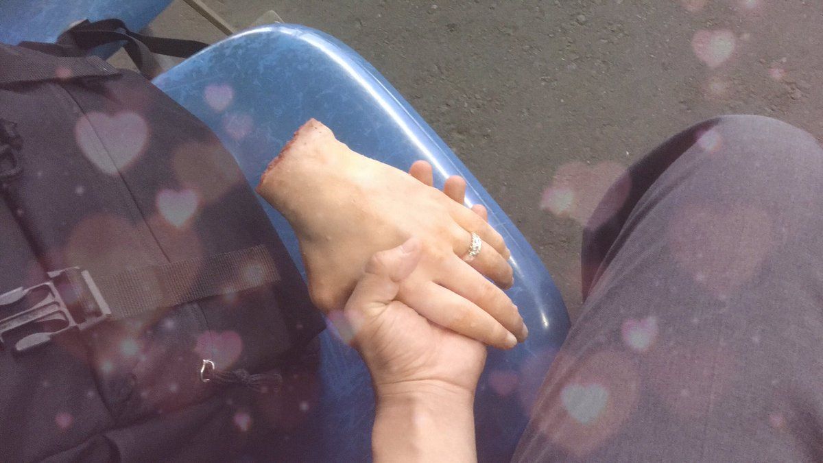 Tumblr tumblr ふー助 彼女と下校なう」一見平和なラブラブカップルの様子の写真だが、よく見ると腕が…！！！ - Togetter [トゥギャッター]