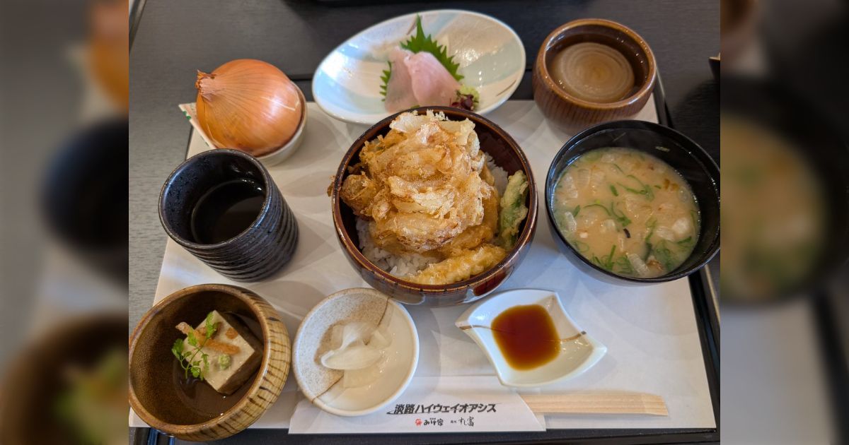 ハイパーたまねぎ定食に生の玉ねぎが置かれてて、何事！？と思ったら、「お持ち帰り用の玉ねぎです」と言われてビビった「語感が良すぎる」「さすが淡路島」