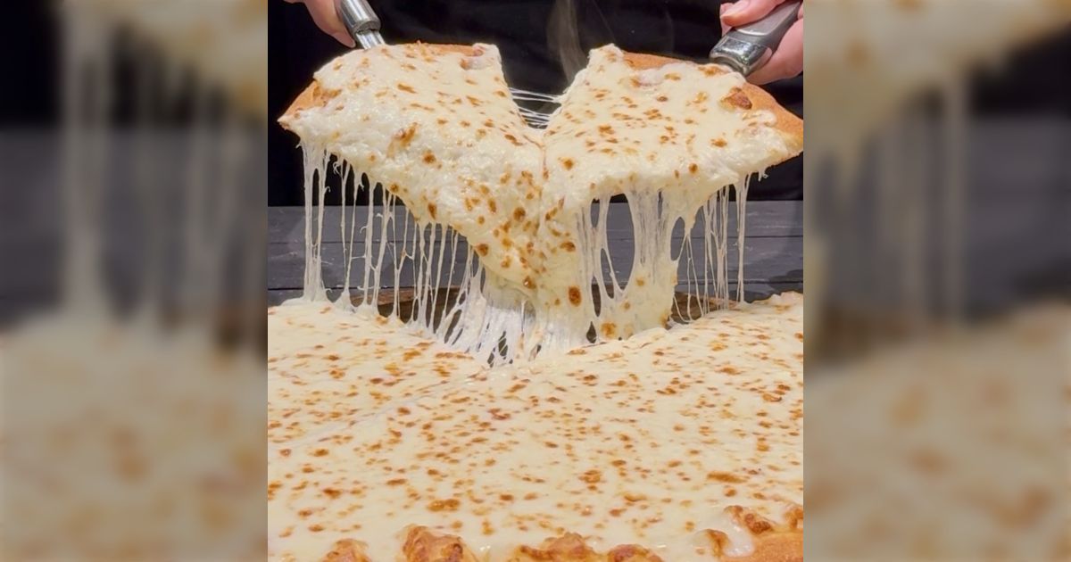 イギリスのドミノ・ピザが日本用メニューの"ウルトラチーズ（およそ１kgのチーズを使用）"を見て絶句してる「海外にはないのか…？」