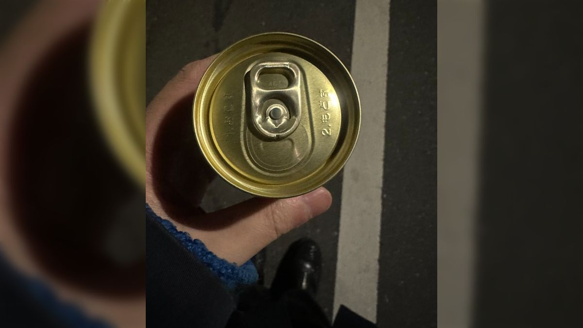 外で缶コーヒー片手にスマホに熱中してて５口程飲み、後一口くらいかと思ったけどまだ重たいなと目をやったら蓋が開いてなかった - Togetter  [トゥギャッター]