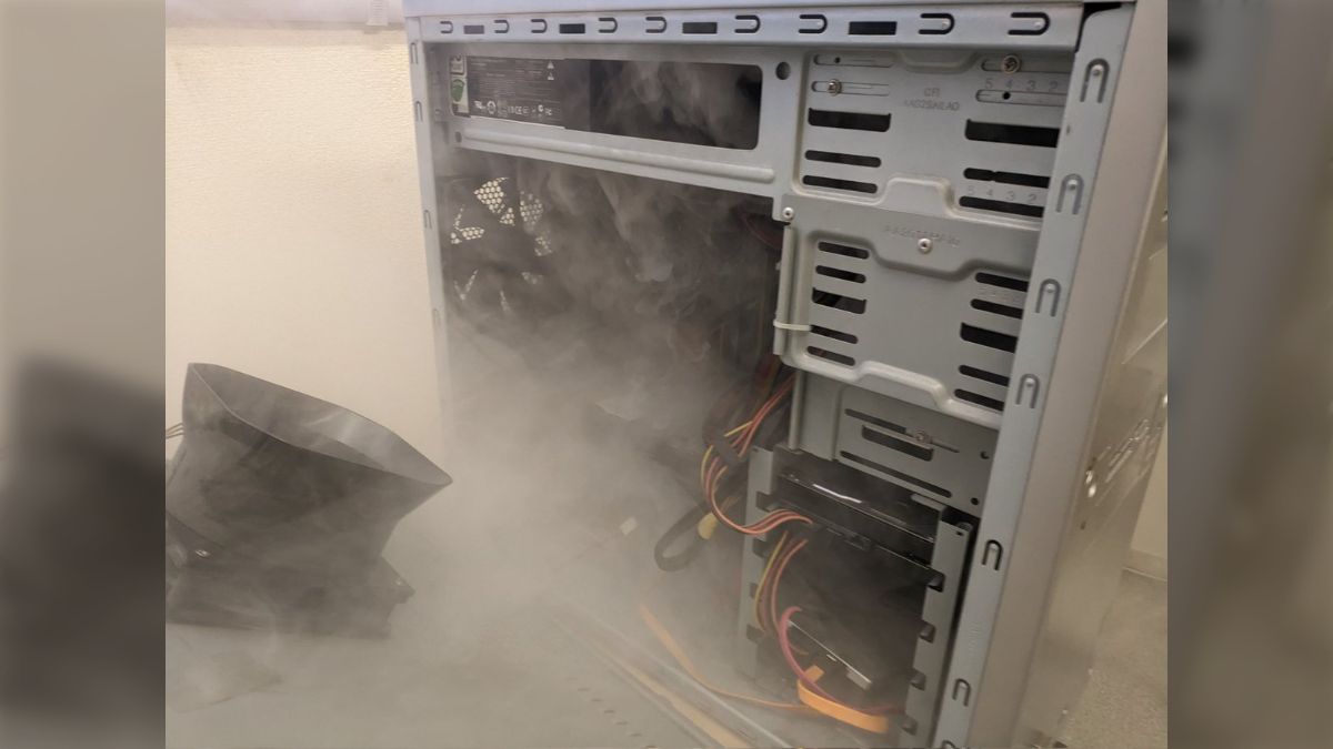 特報】古いPCが爆発したのでお知らせいたします「こんなマンガみたいな
