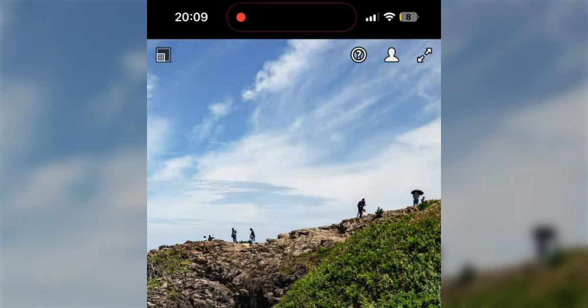 東尋坊で撮った写真に写り込んだ人たちが気になったので『人物を削除』というAI機能を使ったら、そこにいた人たちは全員消えたが、謎の人物が現れた