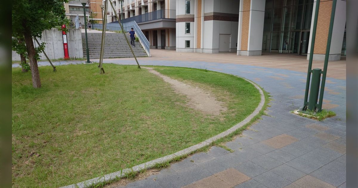 「デザインの敗北だ...」人々が設計された道を無視してショートカットし続けた結果、芝生がなくなり新しい道ができた→「利便性を考えないデザインは誰も従ってくれない」