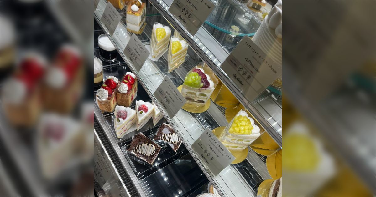 「寄りたいと言うから寄ったら...値段を見て震えてます」ホテルニューオータニのパティスリーSATSUKIのケーキが想像以上のお値段で...→「桁がおかしいので拡大して3度見した」 - Togetter