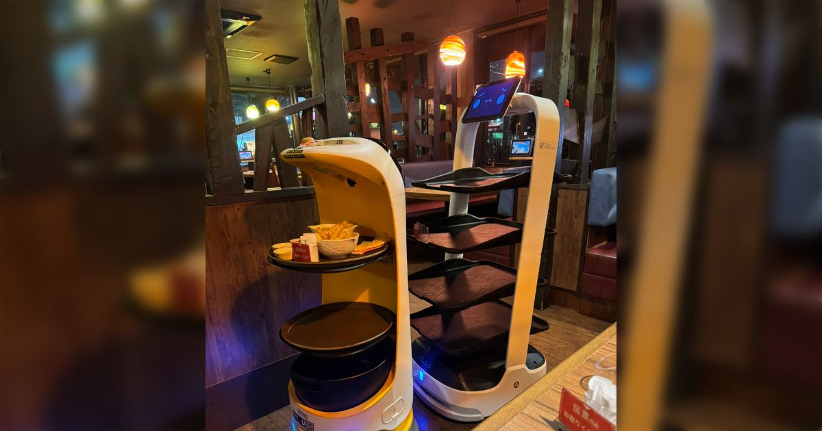 びっくりドンキーで2体の配膳ロボが道を譲り合わずに、背の高い