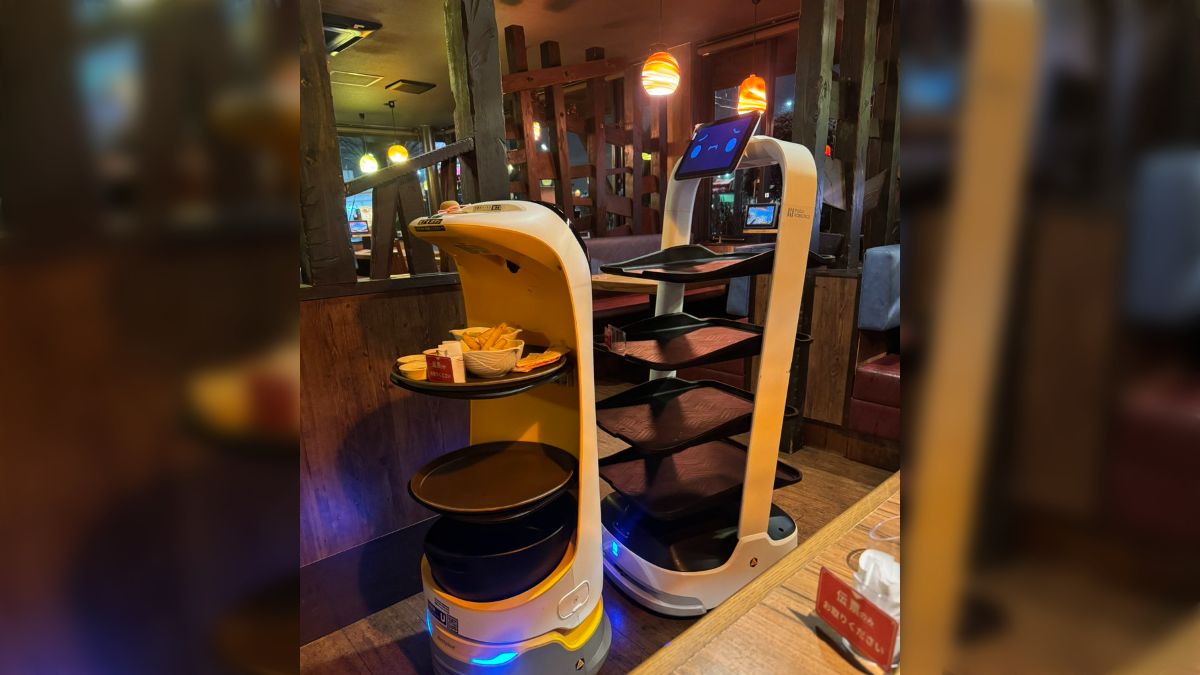 びっくりドンキーで2体の配膳ロボが道を譲り合わずに、背の高い