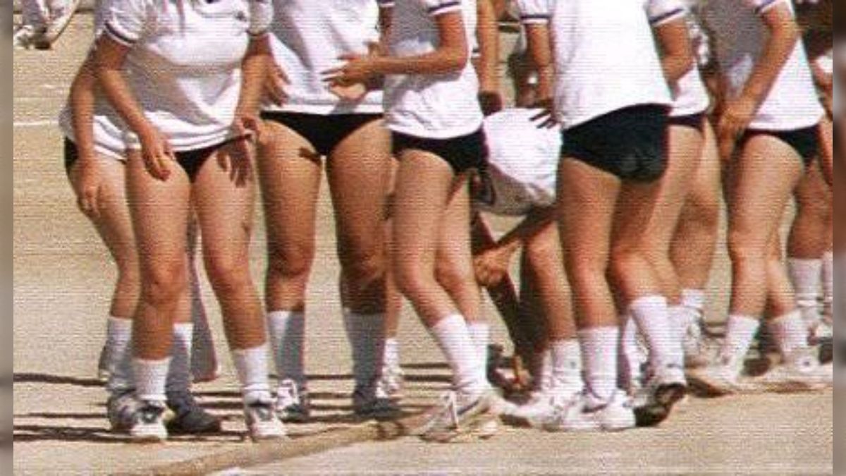 体操服短パンお尻 女子の体操服って、黒いパンツみたいなのだったと娘に画像見せたら「なにこれパンツじゃん！！！マミーこれはいてたのwwww」って大ウケでした -  posfie