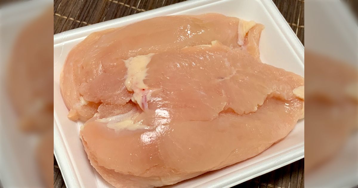 どうしてもパサつきがちな鶏むね肉を一番おいしく食べる方法って何だと思う？「ブライン液に一晩つける」「超弱火で30分焼く」などみなさんのこだわり
