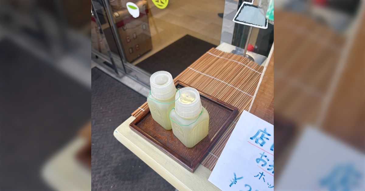 まさか新宿で『昭和の時代に駅弁を買うとついてきたお茶を入れるプラ容器』が売られているとは…令和ぞ…