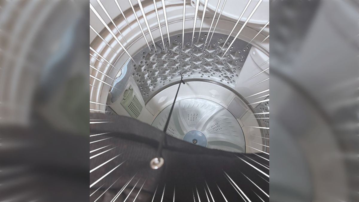 洗濯槽の穴に部屋着の紐がハマっちゃった！切ったら金具が中に落ちちゃう！」経験者による救出方法と得た教訓がタメになる - Togetter