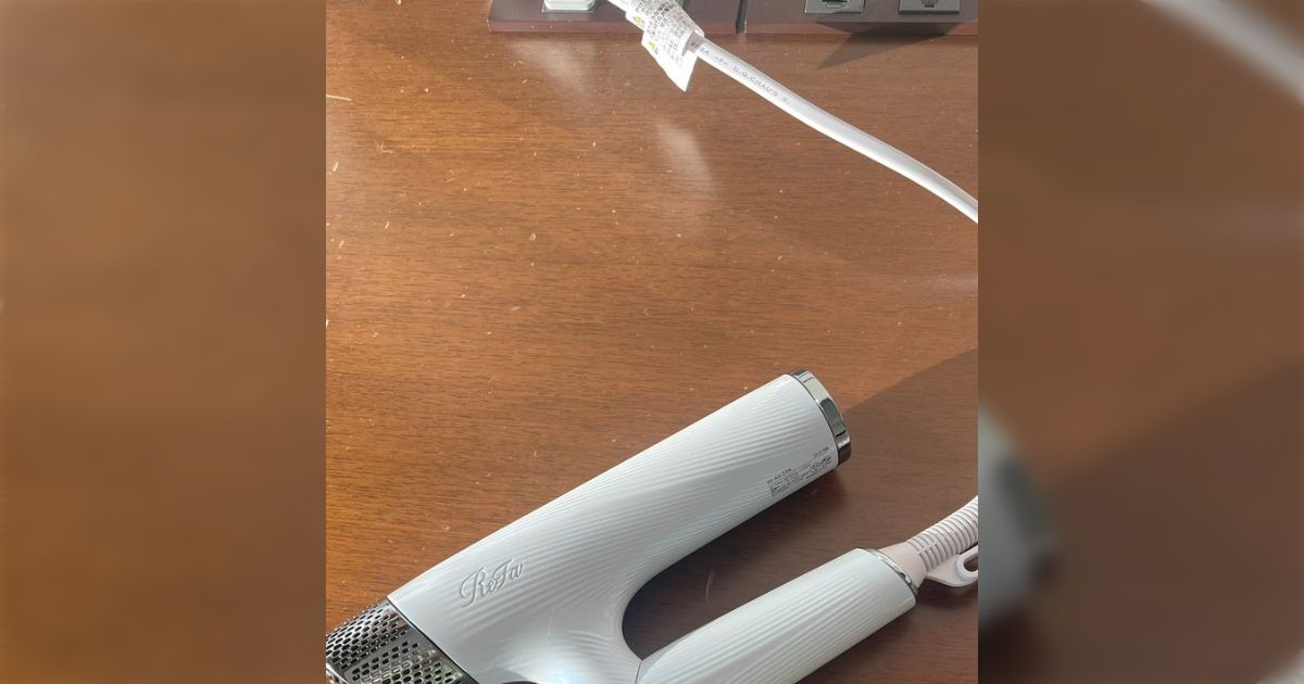 ホテルのドライヤーがくの字タイプじゃなくて使い方に迷った→捻って開くのが正解だが、分かる人と迷う人に分かれるらしい「プロダクトデザインって難しい」