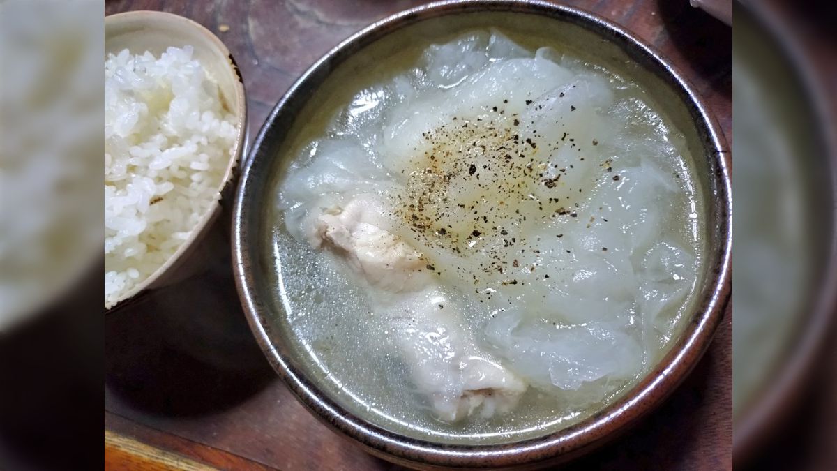 男根 鶏肉と男根の水炊き。ピーラーでうどんっぽく。→「ピ、ピーラー！？」「せめて包丁で一思いに…」 - posfie