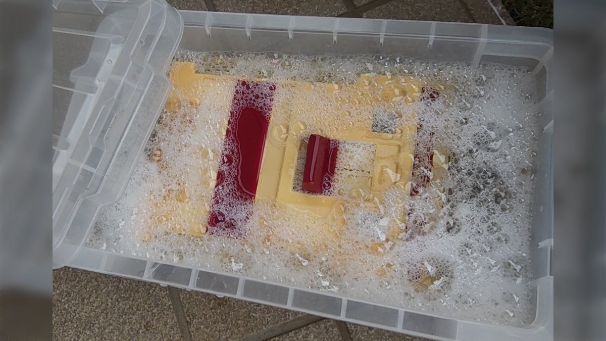 黄ばんだ古いファミコンを漂白剤に漬けて真っ白にしようとするも