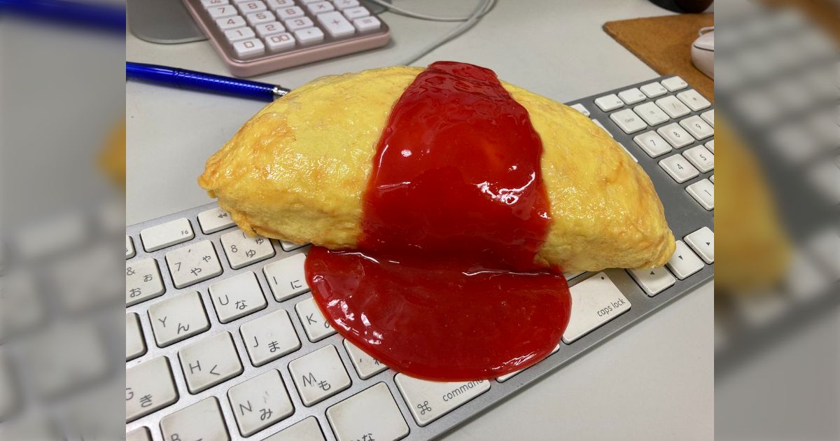 キーボードの上にオムライスが！？食品サンプルが生み出す「リアルな