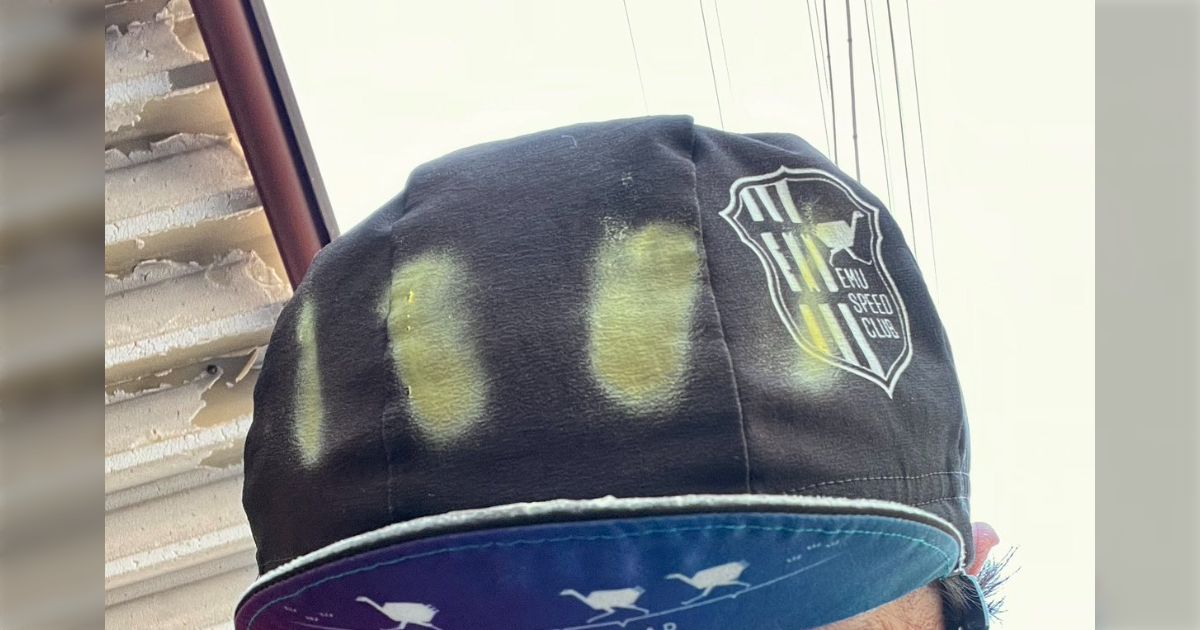 ヘルメットを取ったら下のサイクルキャップが花粉で真っ黄色に...「これ鼻ん中どうなんねん」「花粉症じゃなくても目と喉イカレるんじゃないか?」 - Togetter