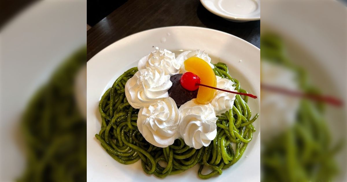 テレビで女子高生がうどんにチョコや生クリームをかけて食べていて芸能人たちが「まずそう！気持ち悪い！」と煽るなか料理評論家の服部幸應先生だけが「白玉と一緒でおいしいはずです」と褒めていた