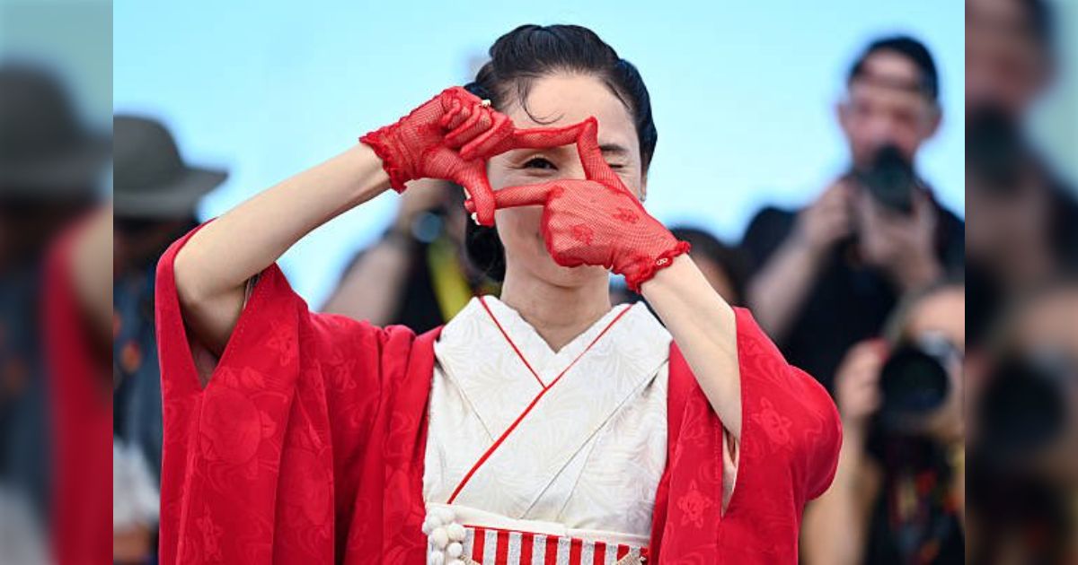 「まさにファッションそのもの」紅白の着物にレースの手袋…吉田羊さんのカンヌ映画祭での着物コーディネートとキュートな振る舞いが話題に