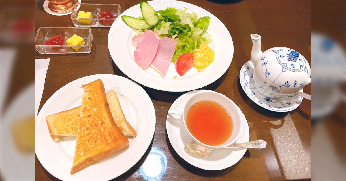 椿屋珈琲店って店内装飾にお金かけてるし食器もロイヤルコペンハーゲンだし店員さんもクラシカルメイドみたいだし、お金持ちが道楽でやってるとしか思えない