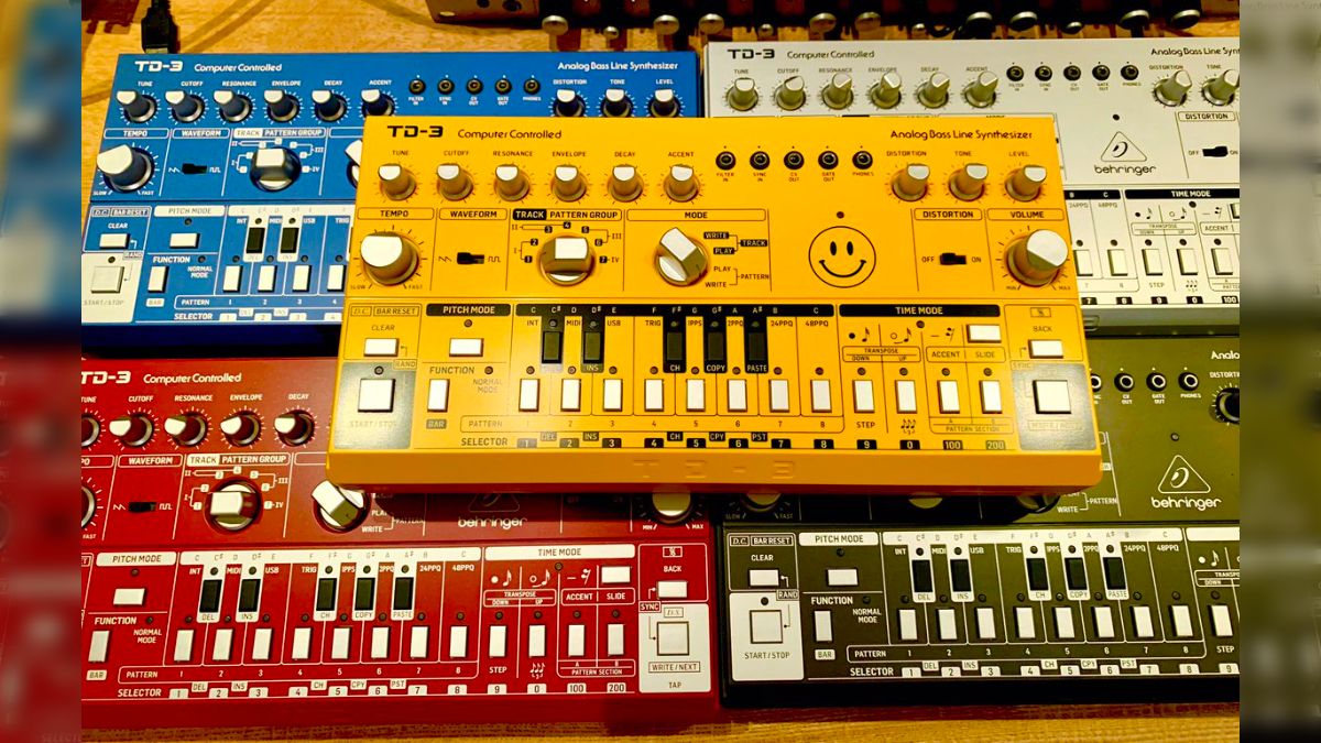 石野卓球さん、全色コンプリート！ベースシンセ「TD-3」は音もコスパも