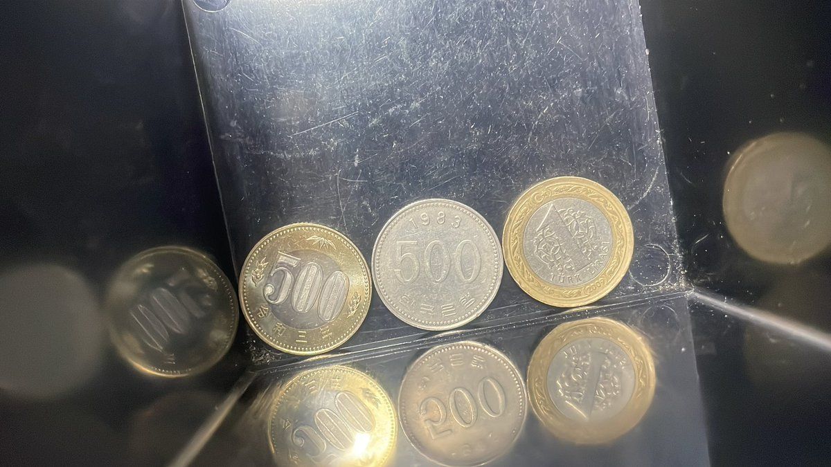 500円玉専用ガチャの中に、500ウォンだけじゃなくて1リラも紛れ込んでた「グローバル」何か対処法はないのかね - Togetter