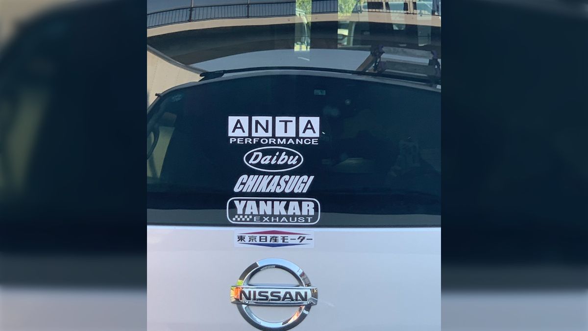 前の車のリアガラスに貼ってあるステッカーをよく見たら、かなりセンス 