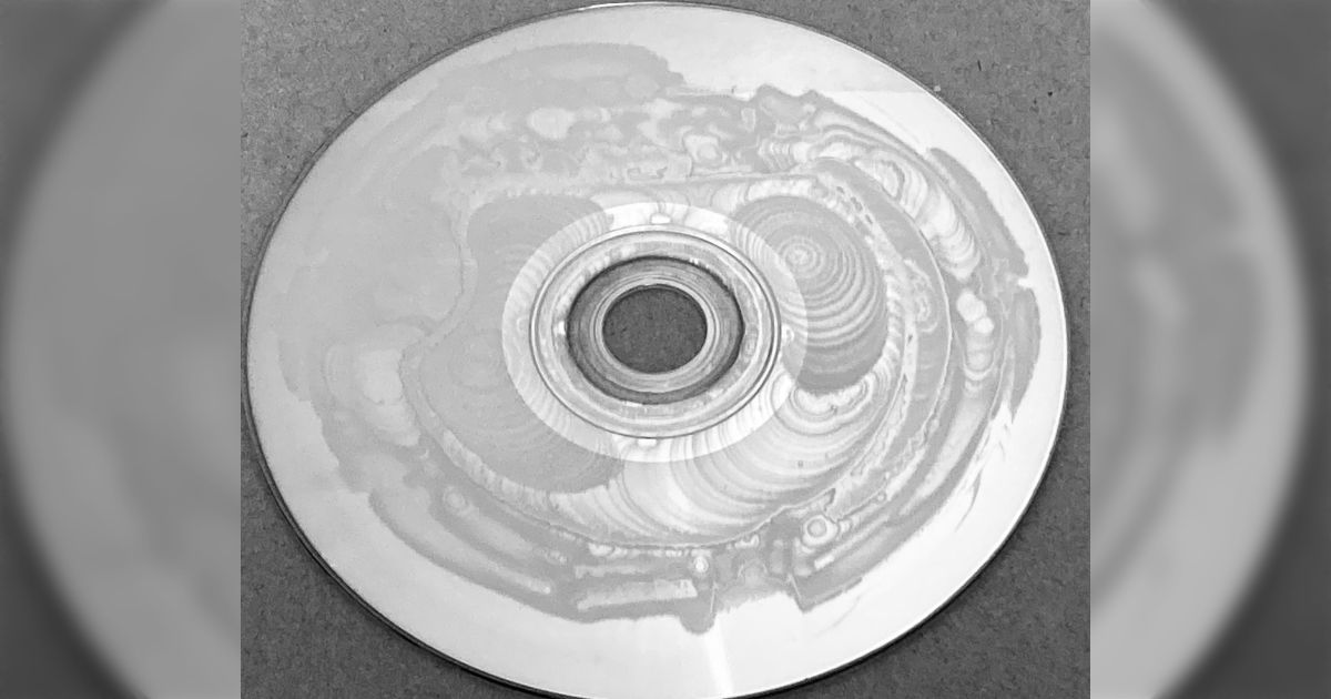 発売して10年足らずでこの劣化…PCゲームの光ディスクが白濁で読取不能になり、国会図書館へ寄贈したが登録不可となってしまった