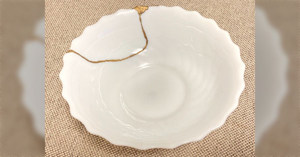 ヤマザキ春のパン祭りのお皿が割れたので金継ぎして使っているという